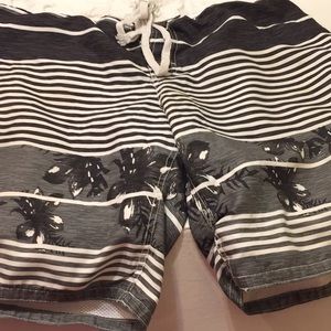 Men op swimming trunks